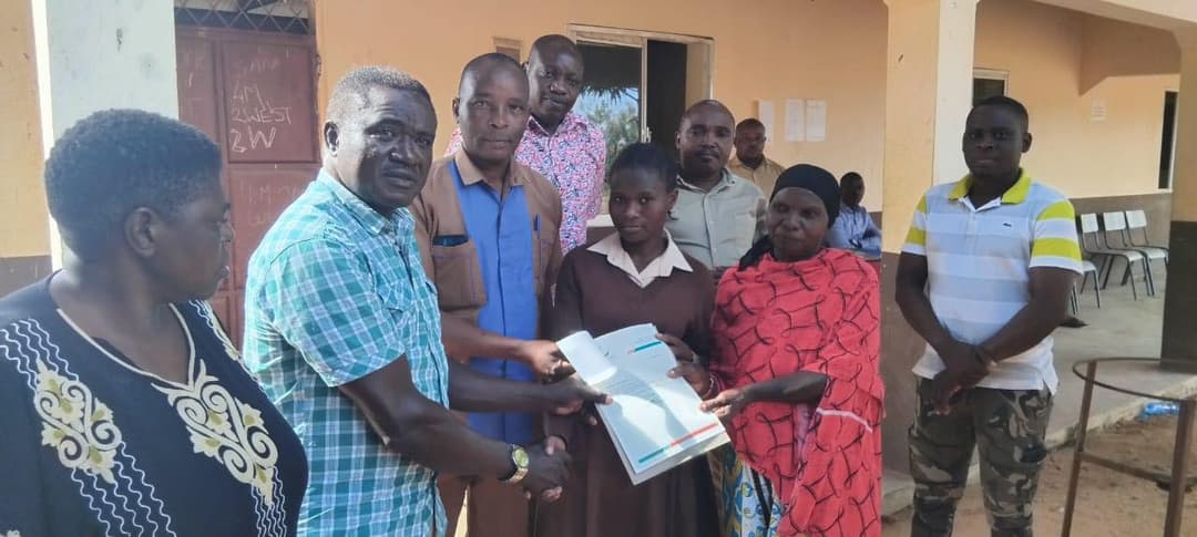 students receiving bursary cheques